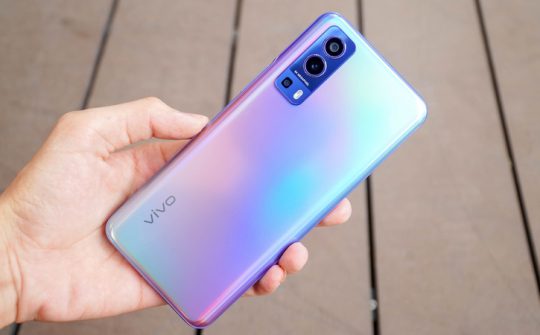 Trên tay Vivo Y72: Thiết kế mặt lưng chuyển sắc đẹp mắt, quyến rũ ngay từ cái nhìn đầu tiên, phù hợp dành cho phái đẹp